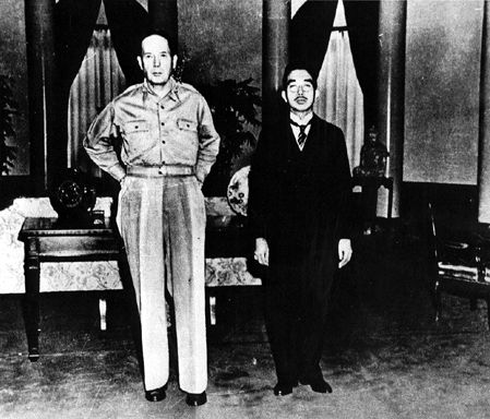 photo: MacArthur and Hirohito (40K)